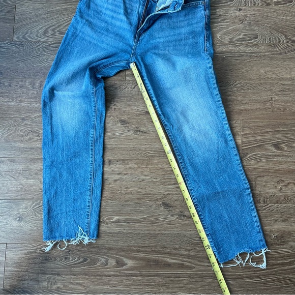 Gap Boyfriend Fit Lightwash Raw Hem Jeans - Picture 8 of 9